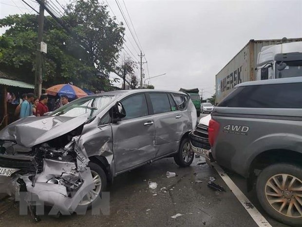 Tai nạn ô tô liên hoàn, nhiều phương tiện bị hư hỏng, giao thông tắc nghẽn nghiêm trọng